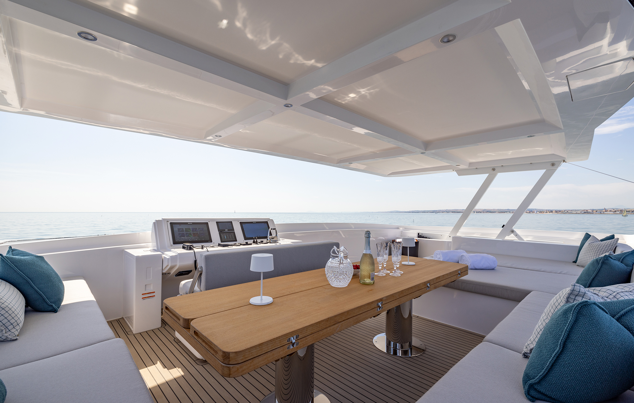 Control of the yacht in the flybridge